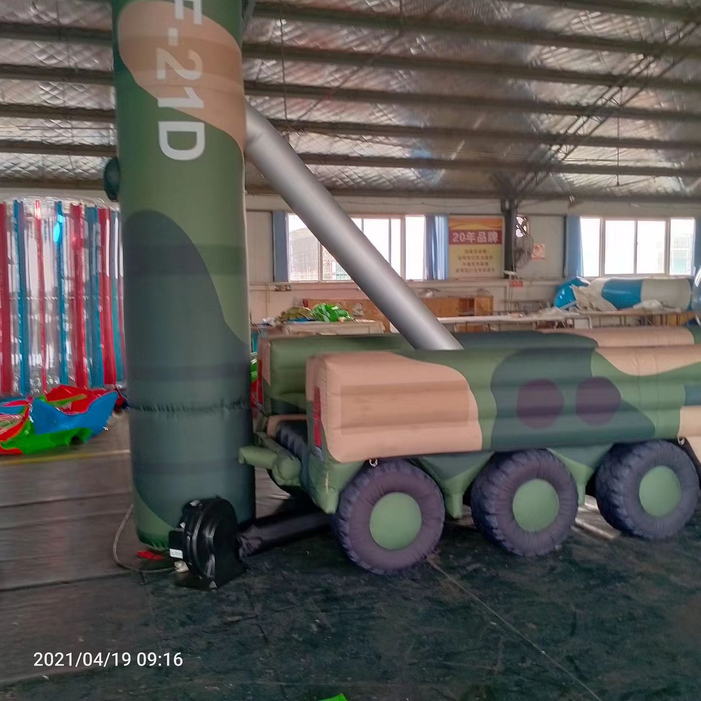 通辽军事演习中的充气目标车辆：模拟发射车雷达车坦克飞机